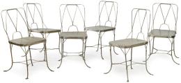 Lote 1066: Conjunto de seis sillas de café, con estructura de varilla de metal retorcida y asiento de chapa metálica sin tratar.Francia, h. 1900