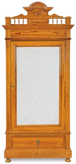 Lote 1078: Armario alfonsino en madera de pino melis, con copete tallado y torneado. Puerta abatible con el frente de espejo sobre un cajón largo.
España, principios S. XX