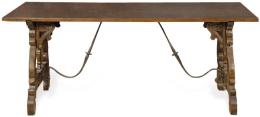 Lote 1099: Mesa de tapa rectangular con patas de lira recortadas con fiadores de hierro abalaustrados. 
España, S. XVII y posterior