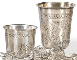 Lote 1112: Dos vasos de plata rusa punzonada Ley 84 zolotniks, Moscú ff. S. XIX.