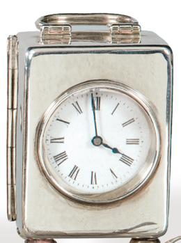 Lote 1114: Reloj de viaje con caja de plata inglesa punzonada Ley Sterling de Henry Matthews, Birmingham 1902.