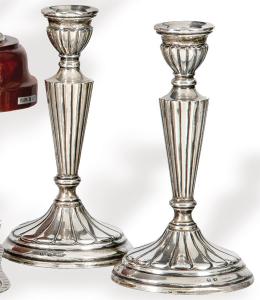 Lote 1120: Pareja de candeleros de plata española punzonada 1ª Ley de orfebrería Rizomera.