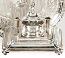Lote 1128
Tintero de plata francesa punzonada de Edmond Tetard, con marca de exportación francesa en vigor de 1839 a 1879.