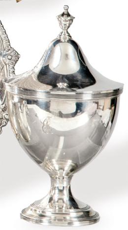 Lote 1132: Urna con tapa de plata portuguesa punzonada Ley 916, Oporto.