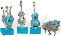 Lote 1142: Juego de cuatro instrumentos musicales de plata punzonada Ley 925 y crisocoloa.