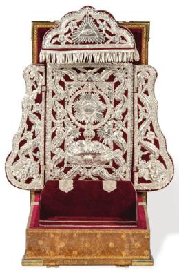 Lote 1189: Altar eucarístico portatil colonial en madera, cuero y plata S. XIX.