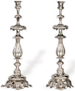 Lote 1190: Pareja de candeleros de plata española punzonada de Factoría El Iris (Antigua Real Fábrica de Platería Martínez), Madrid Villa y Corte 1861.