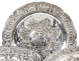 Lote 1207
Bandeja circular de plata con punzón no identificado S. XIX.
