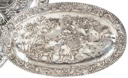 Lote 1208: Bandeja oval de plata con mujer y cabra