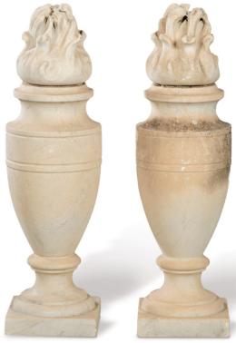 Lote 1241
Pareja de urnas de jardín de mármol blanco talladas.