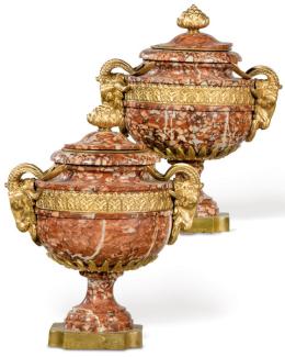 Lote 1249: Pareja de urnas con tapa, de mármol rojo de Siena con montura en bronce dorado al mercurio, Francia S. XIX.