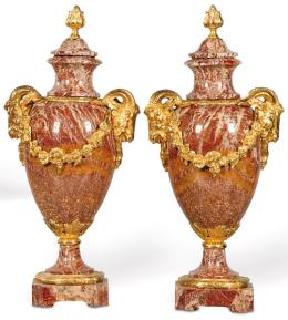 Lote 1250: Pareja de urnas de mármol rojo de Siena con montura en bronce dorado al mercurio, Francia S. XIX.