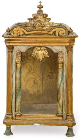 Lote 1260: Hornacina neoclásica en madera dorada y marmorizada, España h. 1800