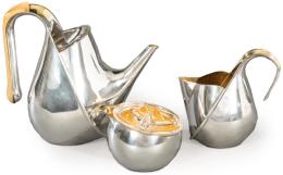 Lote 1282: Juego de te de metal plateado y dorado diseñado por Oscar Tusquets para la firma italiana Alessi 1983.