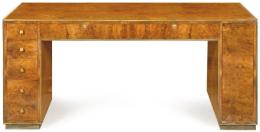 Lote 1286: Mesa de escritorio siguiendo atribuida a Jean Claude Mahey (1944) en madera de raíz de olmo con cantoneras de latón. 
Italia, años 70