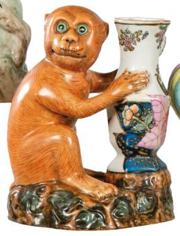Lote 1358: Violetero en forma de mono con jarrón en porcelana china S. XX