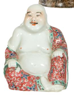 Lote 1360
Pequeño Ho Shang Sentado en porcelana esmaltada, China S. XX.
