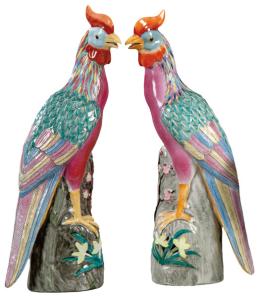 Lote 1364: Pareja de aves Fénix en porcelana china con esmaltes polícromos siguiendo modelos de Compañía de Indias, S. XX.