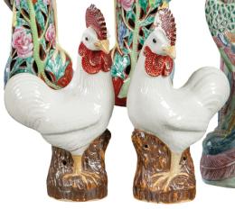Lote 1366: Pareja de gallinas de porcelana china con esmaltes polícromos siguiendo modelos de Compañia de Indias , S. XX.