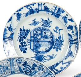 Lote 1369: Plato de porcelana de Compañía de Indias, azul y blanco, Dinastía Qing, época de Kangxi (1668-1722)