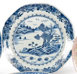 Lote 1370: Plato poligonal de porcelana de Compañía de Indias azul y blanco, Dinastía Qing, época de Qianlong (1736-95)