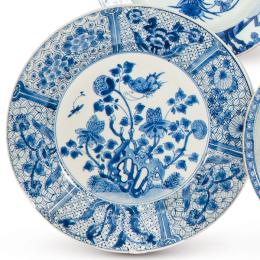 Lote 1372: Plato de porcelana de Compañía de Indias azul y blanco, Dinastía Qng, época de Kangxi (1668-1722)