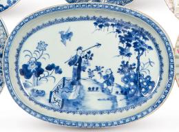 Lote 1373: Fuente oval de porcelana de Compañía de Indias azul y blanco, Dinastía Qing, época de Qianlong (1736-95)