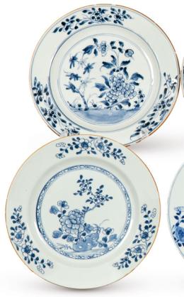 Lote 1374: Dos platos de porcelana de Compañía de Indias, azul y blanco, Dinastía Qing, época de Qianlong (1736-95)