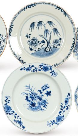 Lote 1375
Dos platos de porcelana de Compañía de Indias, azul y blanco, Dinastía Qing, época de Qianlong (1736-95)