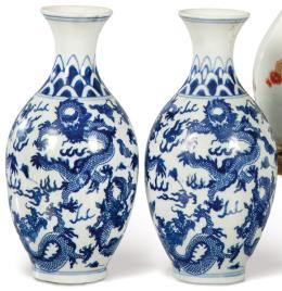 Lote 1378: Pareja de pequeños jarrones de porcelana china azul y blanca, Dinastía Qing, con marca y perido de Qianlong (1736-95).