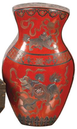 Lote 1381
Caja china de madera lacada en rojo en forma de jarrón S. XX.