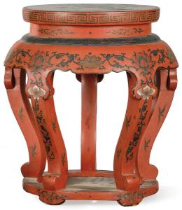 Lote 1386: Peana de madera lacada en rojo con decoración de flores, China pp. S. XX.
