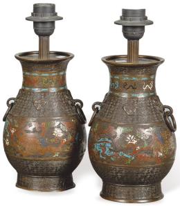 Lote 1391: Pareja de lámparas de mesa realizadas con jarrones de bronce con esmalte cloisonné, China, Dinastía Qing S. XIX.