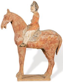Lote 1395: "Caballero a Caballo" en terracota con pigmentos en frio, Dinastía Tang (618-906).