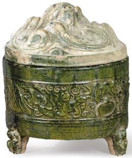Lote 1399: Vasija Incensario, con tapa en forma de montaña en terracota vidriada en verde y decoración en relieve, China, Dinastía Han (206a.C.- 220).