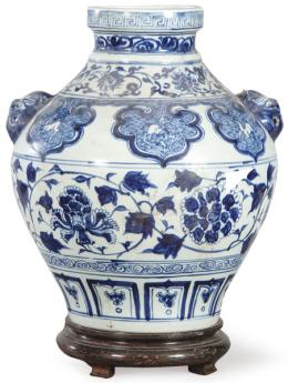 Lote 1401:  Jarrón tipo Guan con decoracion en azul y blanco, siguiendo modelos de la Dinastía Yuan, realizado en la Dinastía Qing h. 1890.