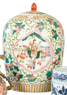 Lote 1409
Tibor de porcelana china con esmaltes polícromos Dinastía Qing ff. S. XIX pp. S. XX.