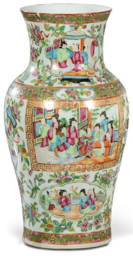 Lote 1413
Jarrón de porcelana china, Cantón Dinastía Qing S. XIX.
