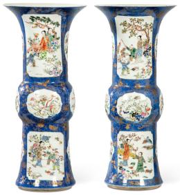 Lote 1419: Pareja de jarrones tipo zun de porcelana china en "azul empolvado" y oro y cartelas en reserva con esmaltes polícromos, Dinastía Qing posiblemente Kangxi (1668-1722).