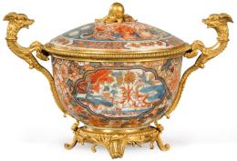 Lote 1420
Sopera de porcelana de Compañia de Indias tipo Imari, Dinastía Qing, época de Qianlong (1736-95) montada en bronce dorado del S. XIX.