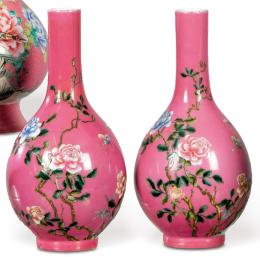 Lote 1422
Pareja de jarrones rosas de porcelana china con marca de sello apócrifa de Qianlong, Perido República tercer cuarto del S. XX.
