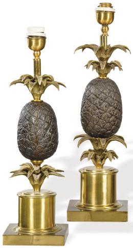 Lote 1442
Pareja de lámparas de mesa tipo Maison Charles en bronce dorado y metal patinado con decoración de piñas.