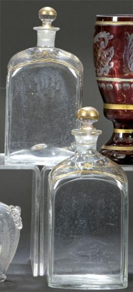 Lote 1449
Dos garrafas sopladas en molde con decoración dorada al fuego, Francia S. XIX.