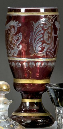 Lote 1450
Copa erótica de cristal de Bohemia rojo rubí.