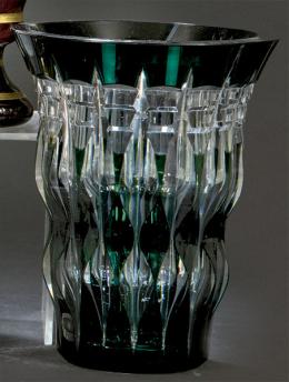 Lote 1451
Jarrón de cristal tallado y parcialmente esmaltado en verde de la cristalería de Val Saint Lambert, Bélgica h. 1950.