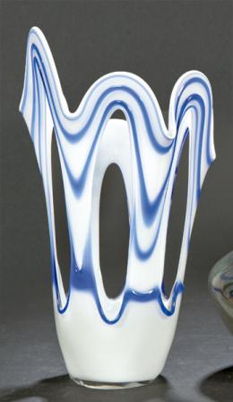 Lote 1452
Jarrón de cristal de Murano calado en opalina y azul.