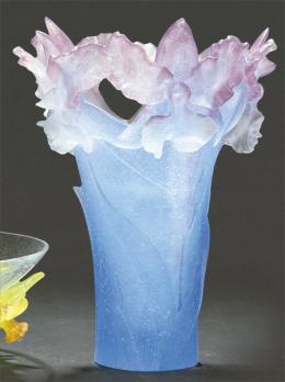 Lote 1457
Cristalerías Daum 
Jarrón de pâte de verre modelo Iris en rosa y azul. Firmado a la rueda en la base.
