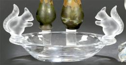 Lote 1459
Centro de mesa de Cristalerías de Sevres en cristal transparente y translúcido con dos ardillas en las asas h. 1960.