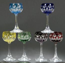 Lote 1468
Juego de seis copas de cristal de Sevres tallado y esmaltado de diversos colores.