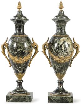Lote 1498
Pareja de urnas de mármol serpentín y bronce dorado Francia S. XIX.